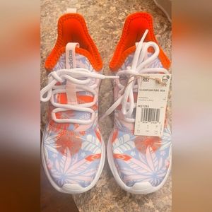 Selling kids' sneakers, Disney collection. Never been worn,tag is still on.